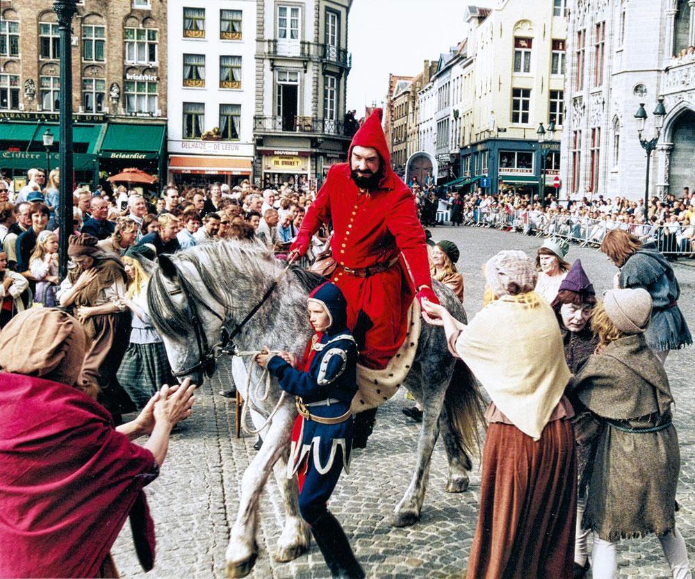 Cortège de l'Arbre d'Or en 2002 à Bruges mettant Charles le Bon en scène sur son cheval. L'histoire veut que le comte ait distribué quelque 7 800 pains, des vêtements et de l'argent à ses sujets nécessiteux.