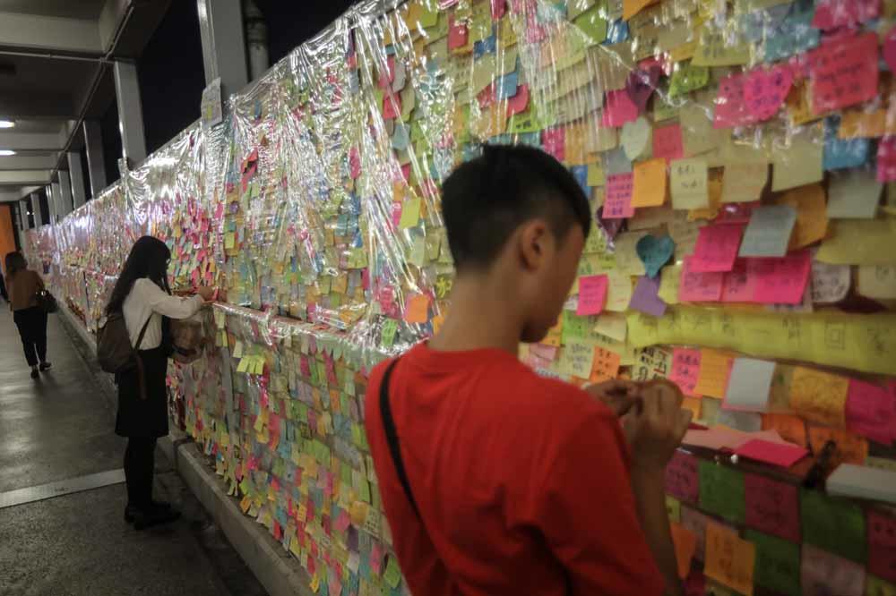 Les murs couverts de post-it fleurissent partout à Hong Kong (en images)