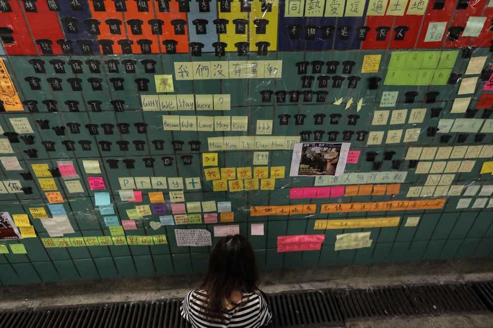 Les murs couverts de post-it fleurissent partout à Hong Kong (en images)