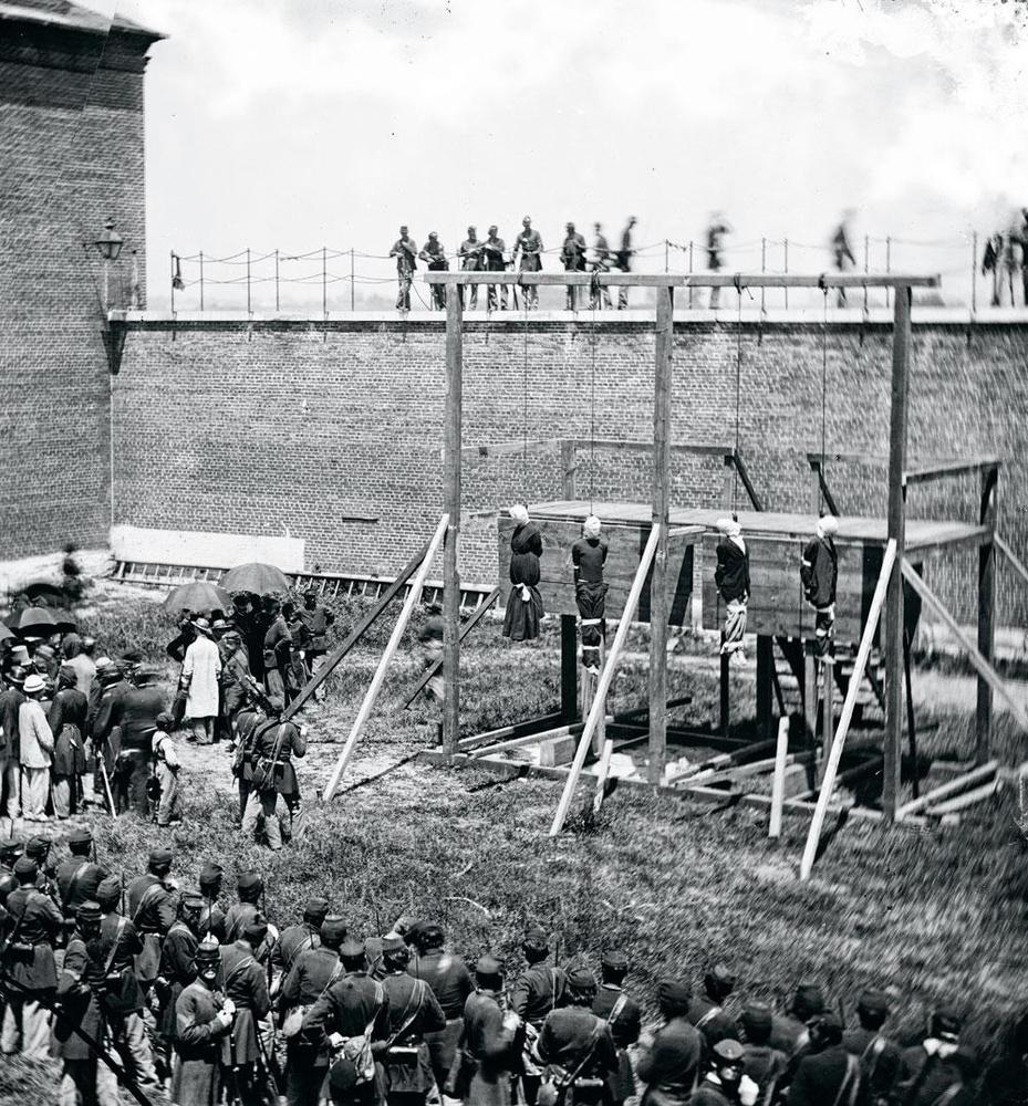 Booth, en cavale, fut abattu par un soldat. Quatre autres coupables pressentis, dont Mary Surratt, furent condamnés et pendus.