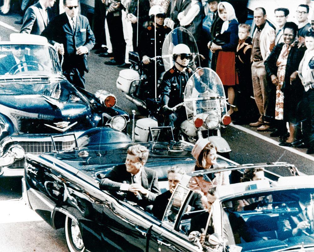 Dallas, le 22 novembre 1963, le convoi avec la décapotable à bord de laquelle se trouvent le président Kennedy et sa femme Jackie entame son périple au départ de l'aéroport dans les rues de Dallas. Ce cortège triomphal se termine dans le drame qui a assommé l'Amérique.