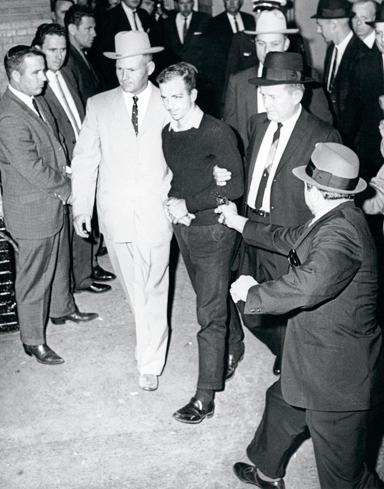 L'auteur présumé de l'attentat contre Kennedy, Lee Harvey Oswald, affirma qu'il était un bouc émissaire. Des millions d'Américains vont découvrir à la télévision comment il fut abattu lors de son transfert vers la prison locale.