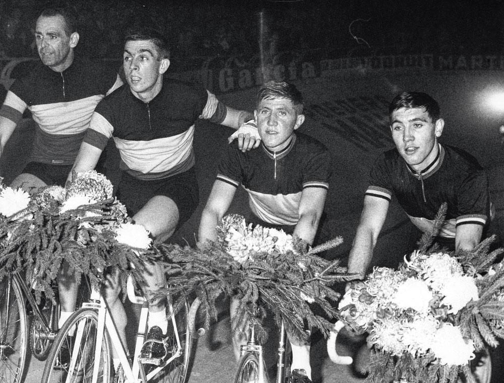 Eddy Merckx à Gand, en novembre 1965, avec, à l'extrême gauche, Rik Van Steenbergen.