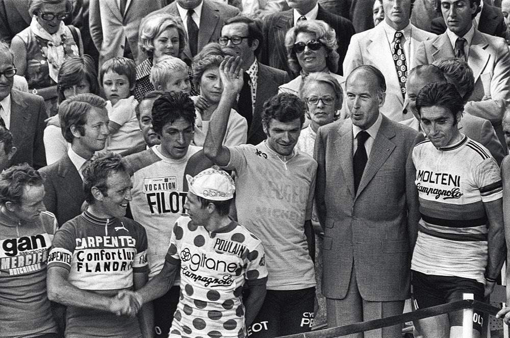 En 1975, Merckx termine 2e du Tour de France, derrière Bernard Thévenet. Ce qui n'empêche pas le président Giscard d'Estaing de lui rendre hommage.