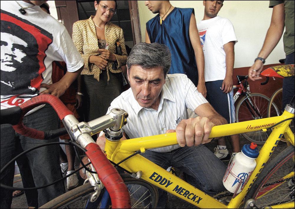 Sa carrière derrière lui, Eddy Merckx se recycle : il devient patron d'entreprise et, plus tard, sélectionneur fédéral. Jamais il n'aura vraiment abandonné le vélo...