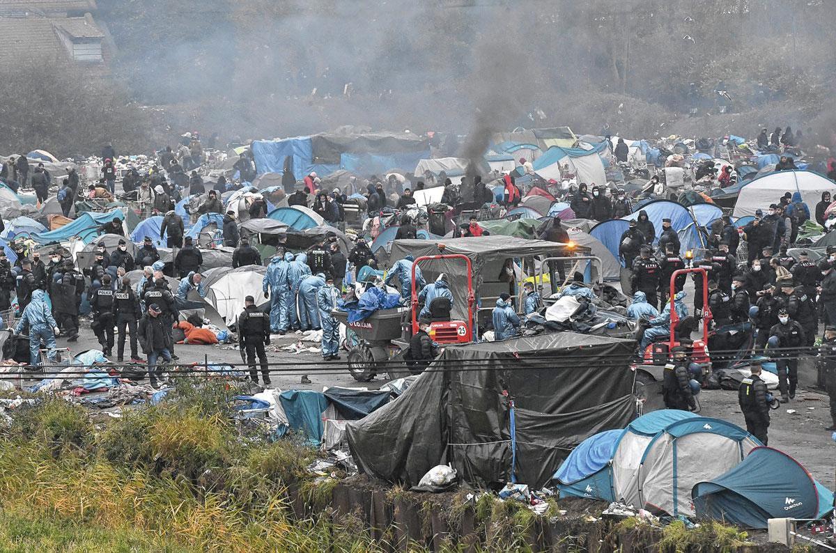 Le campement de Grande-Synthe, dans le nord de la France, a été démantelé le 16 novembre. Une opération qui n'empêchera pas le retour des migrants dans le Calaisis.