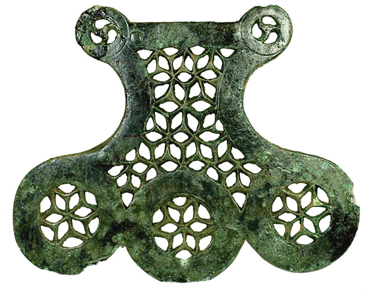Plaque ajourée en bronze, élément de parure pour chevaux, Léglise - Gohimont, Ve siècle avant notre ère.
