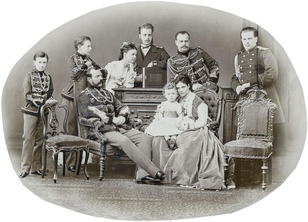 Le tsar Alexandre II avec sa famille, en des temps meilleurs (vers 1871). Son fils héritier Alexandre III (deuxième à droite) lutta férocement contre les terroristes avec le soutien de son frère Serge (deuxième à gauche), le plus réactionnaire des Romanov.