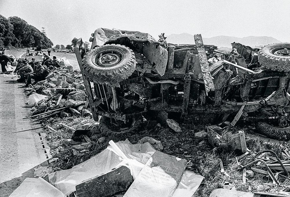 Quelques heures à peine après l'attentat contre Lord Mountbatten, l'IRA a commis le coup le plus dévastateur qu'elle ait jamais osé. A Warrenpoint, les membres de l'IRA ont fait exploser une voiture piégée. Scène de désolation après l'attaque.