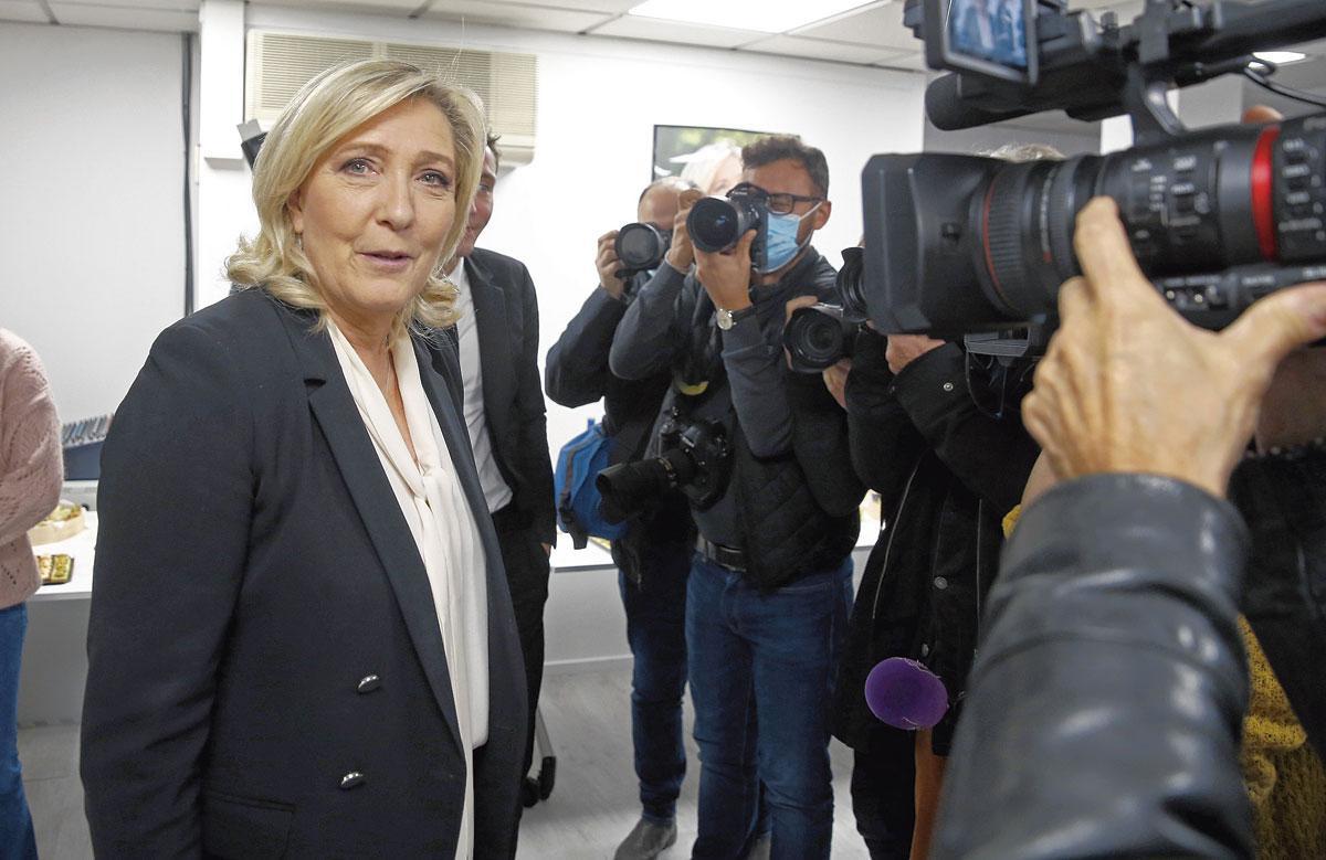 La position de Marine Le Pen par rapport à Eric Zemmour est délicate. Elle doit le critiquer pour le devancer au premier tour et le ménager pour attirer ses électeurs au second.