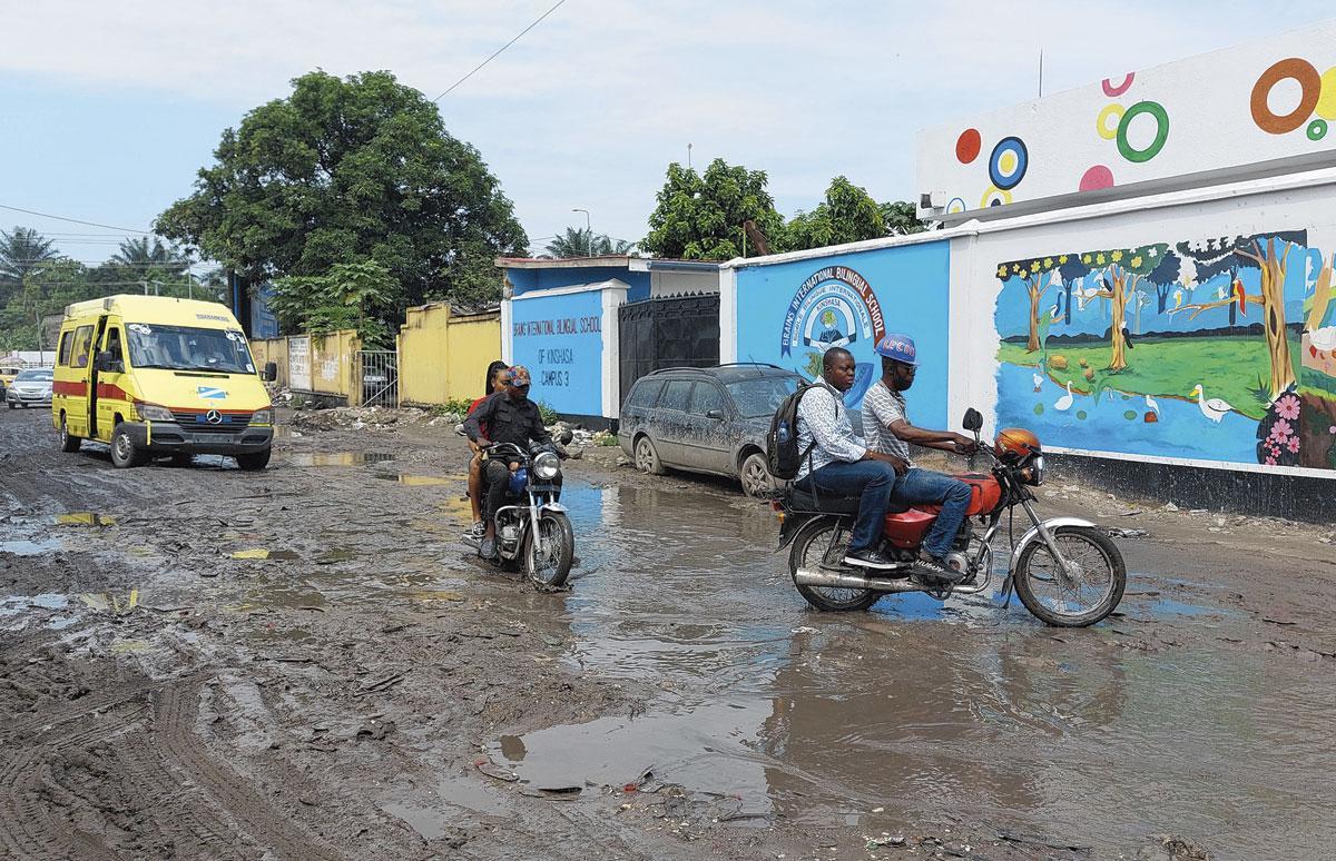 Les pluies diluviennes transforment les rues de Kinshasa en bourbiers.