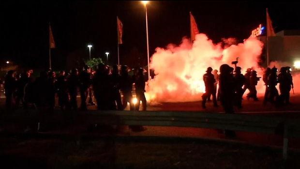 Des manifestants ivres bombardent la police de la ville d'Heidenau de bouteilles et de feu d'artifice pour protester contre l'ouverture d'un centre d'accueil pour demandeurs d'asile. 
