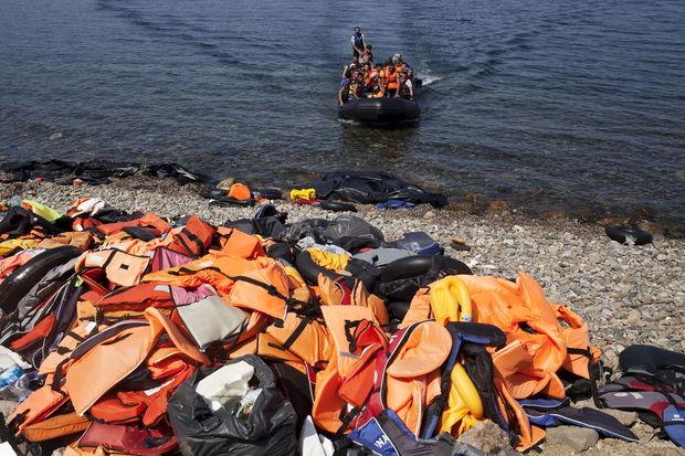 Des gilets de sauvetage de réfugiés sur une plage de Lesbos. 