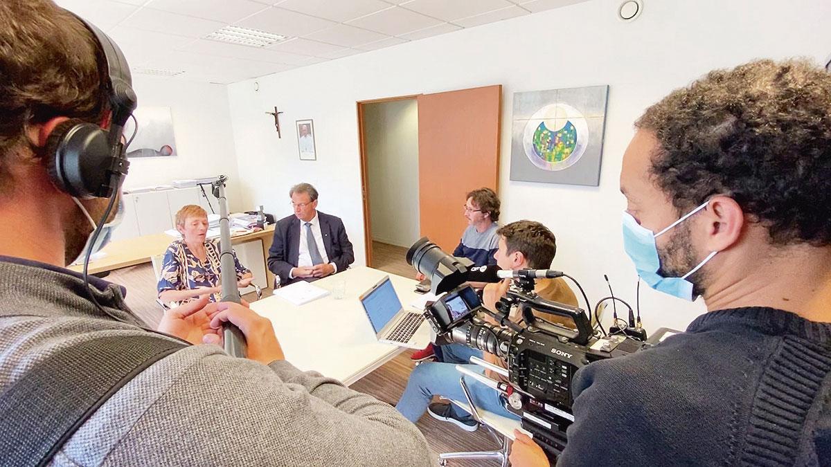 La rencontre entre l'équipe de journalistes, Mgr Cosijns et Marie-Françoise Boveroulle.
