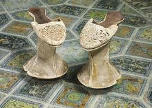Platformschoenen uit de zestiende eeuw die de draagster moesten behoeden van modder.