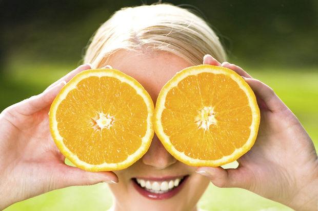 Sinaasappelpoeder bevat natuurlijke fruitzuren die dode huidcellen op het gezicht laten afschilferen zonder de huid te beschadigen. 