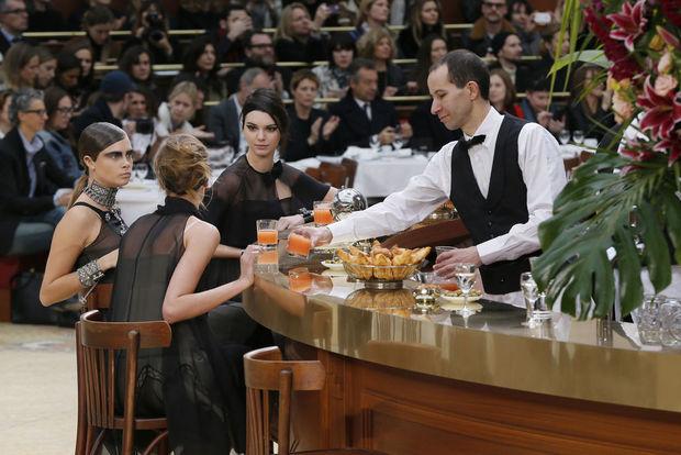 Modellen Cara Delevingne en Kendall Jenner genieten ook van een glaasje fruitsap aan de bar 