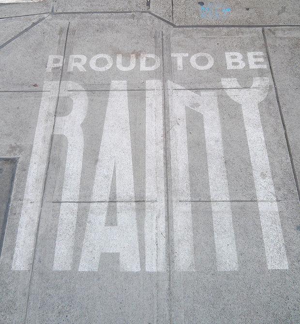 Lachen op regenachtige dagen: dit street art-project moet naar België komen