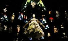 Kruip in het hoofd van iconische ontwerper Alexander McQueen tijdens expo 'Savage Beauty'