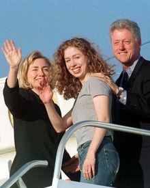 Hillary, Chelsea, Bill Clinton montant à bord d'Air Force One, en septembre 1997