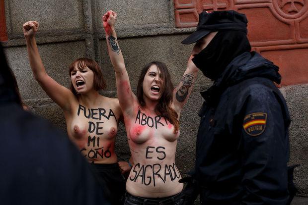 Enkele Femen-activisten worden gearresteerd op een prof-lifebetoging in Madrid.