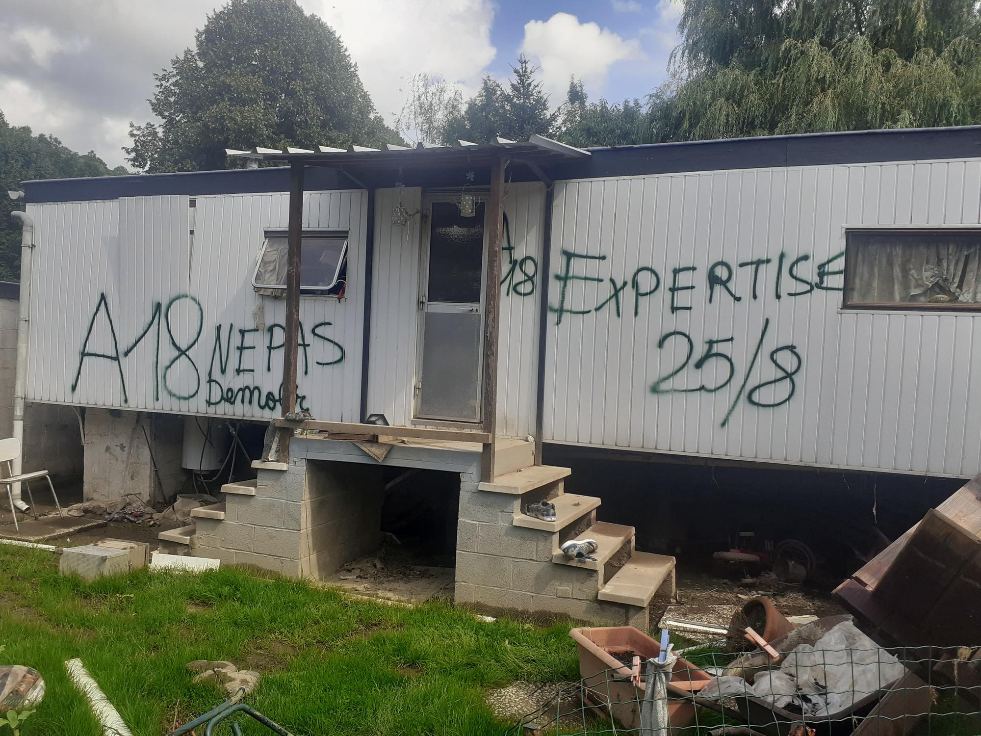 Camping de Méry: une façade d'habitation sinistrée par les inondations, avec inscription de la police et autres autorités communales à destination des entreprises de démolition et compagnies d'assurance, en attente de l'expertise.