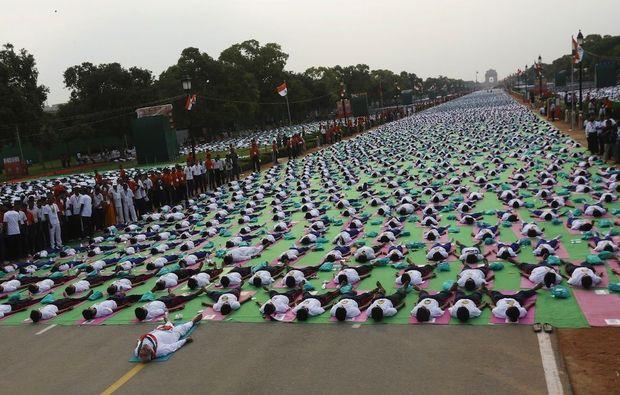 Tienduizenden vieren de eerste Wereld Yoga Dag in India