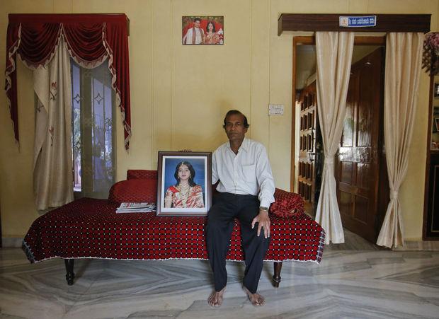 Andanappa Yalagi, de vader van Savita de in 2012 gestorven Halappanavar naast haar portret.