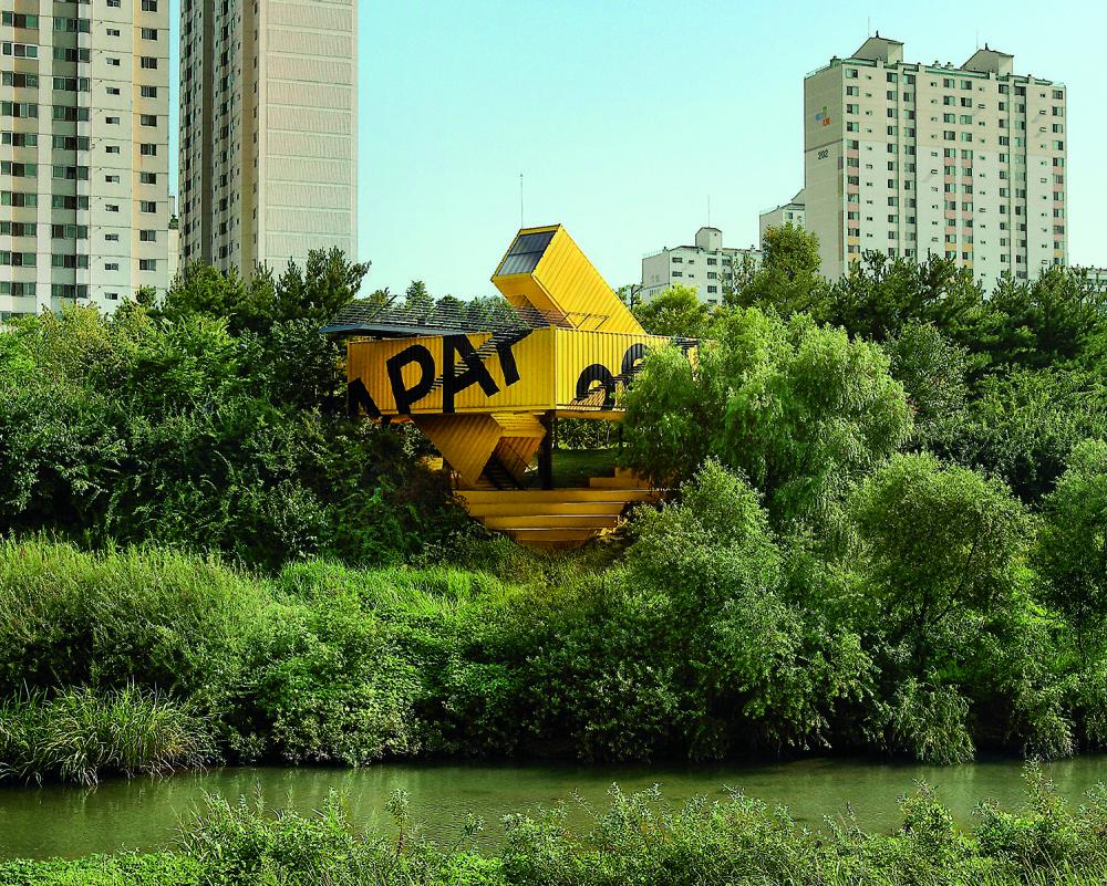 De Zuid-Koreaanse kunstschool Apap: een stukje performance tussen de rivier en de wolkenkrabbers.