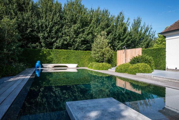 Rumbeke, een tuin met zwembad van Studio Verde met houten douchewand.