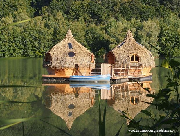 De drijvende hutten op Lac de Bonnal.