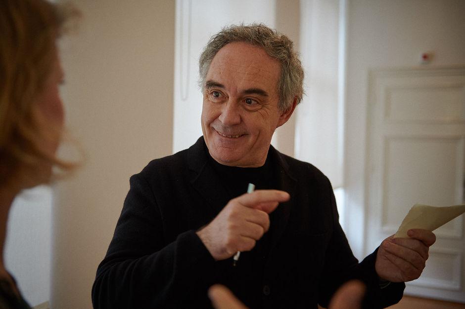 Sterrenchef Ferran Adrià gids op eigen expo: 'Wat weten we eigenlijk over ons eten?'