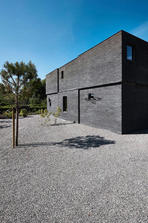 Blokken die elkaar aanraken, doorkruisen, snijden: Janssens trekt zijn geometrische stijl overal door. Het huis, ook door hem getekend, bestaat uit zes blokken, op en naast elkaar.