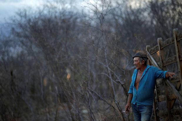 Heleno Campos Ferreira, 65, rust uit na het werk. Heel wat Braziliaanse boeren lijden onder een aanhoudende droogte.