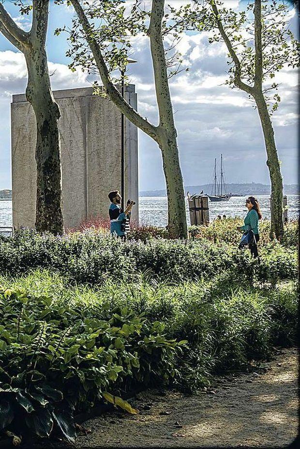 Wandelen door Battery Park, dat is reizen doorheen de geschiedenis van New York en zijn trauma's, gesymboliseerd door beeldhouwwerken of herdenkingsgebouwen. Het is ook het vertrekpunt van de ferry richting Vrijheidsbeeld en Ellis Island.