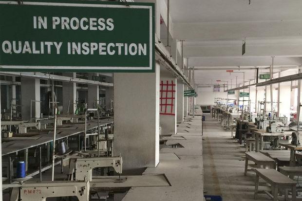 Een kwaliteitsinspectie in een textielfabriek in Dhaka