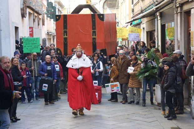 Venetianen protesteren tegen het groeiende aantal toeristen.