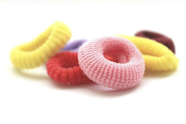 Deze elastiekjes bestaan - gelukkig, horen we u al denken - ook in neutralere kleuren.