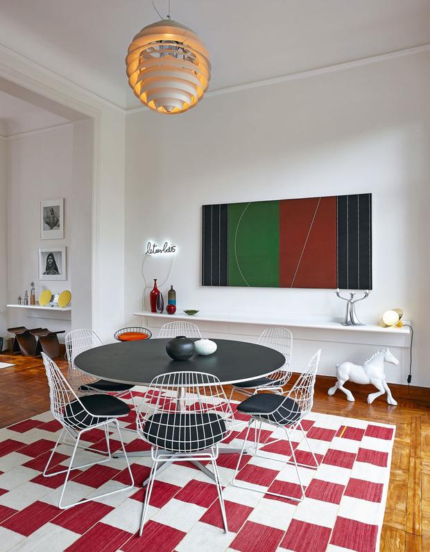 Naast het schilderij van Jo Delahaut hangt een neonwerk van Lieven De Boeck. De eettafel uit 1968 is van Arne Jacobsen en Piet Hein, de stoelen zijn van Cees Braakman. Vazen van Tristan Philippe.