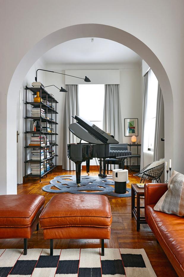 In de muziekkamer met de vleugel is bibliotheek 'Stick' van Plechac & Wielgus de blikvanger, samen met taboeret 'Naboo' van Stéphane Parmentier. Het tapijt is van het Zwitserse atelier Big-Game. Boven de bibliotheek hangt een wandlamp van Serge Mouille.