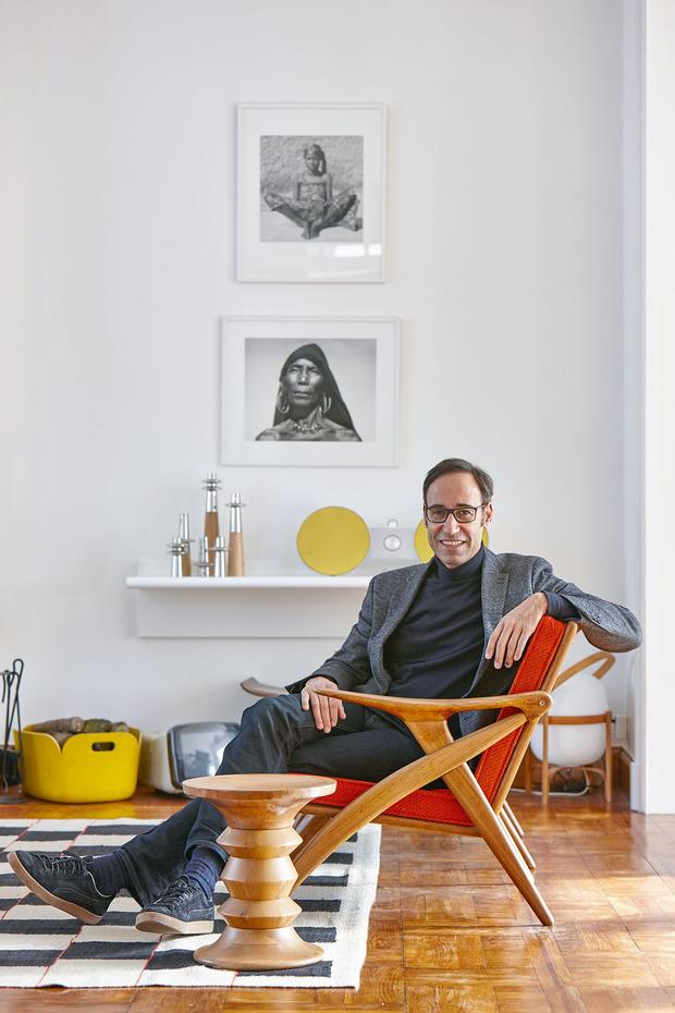 Michel Penneman combineert de zuiverheid van het minimalisme met eclectische accenten. Zijn interieurs zijn tegelijk strak en nonchalant. In zijn eigen woning krijgt een witte basis leven dankzij kleurtoetsen. 