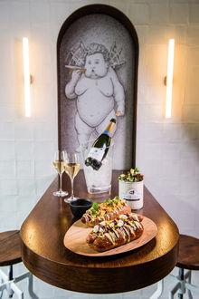 'Frank & Brut' in Antwerpen: Nieuwe hotspot voor luxehotdogs met champagne
