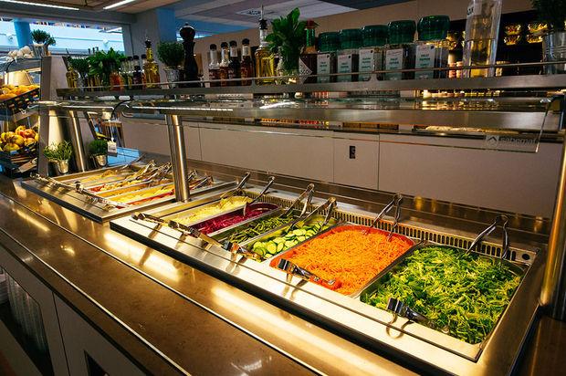 Alle groentjes in de saladebar in de personeelscafetaria van Gasthuisberg zijn vers gesneden.