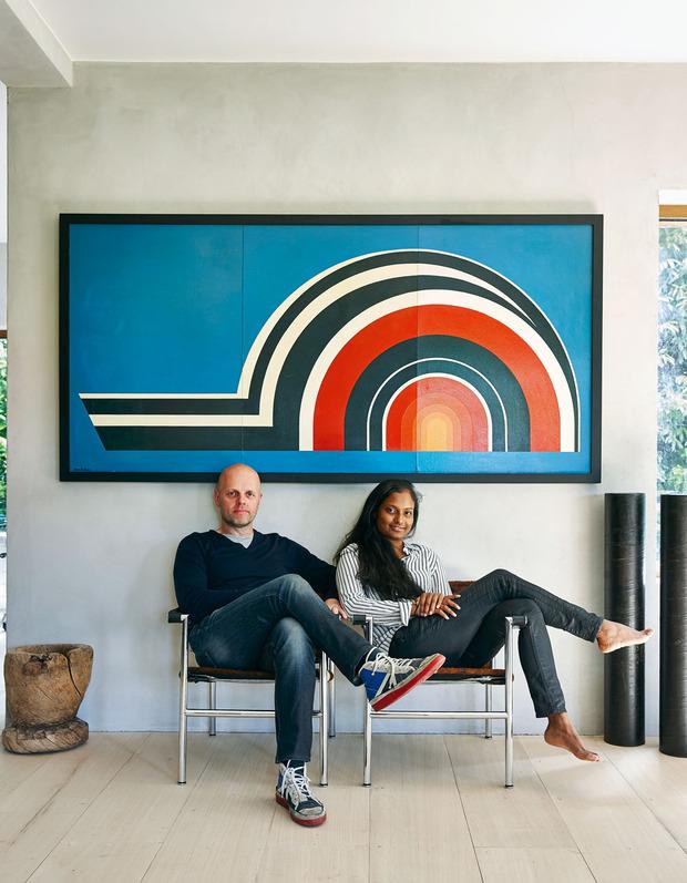 Pieter Vandenhout met zijn vrouw Ragni voor een abstract werk van Jean Dubois. 