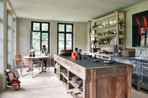 De herkenbare stijl van Pieter Vandenhout vinden we ook in de keuken : enkele oude accenten, de populieren vloer die snel zal patineren en het hergebruik van materialen.