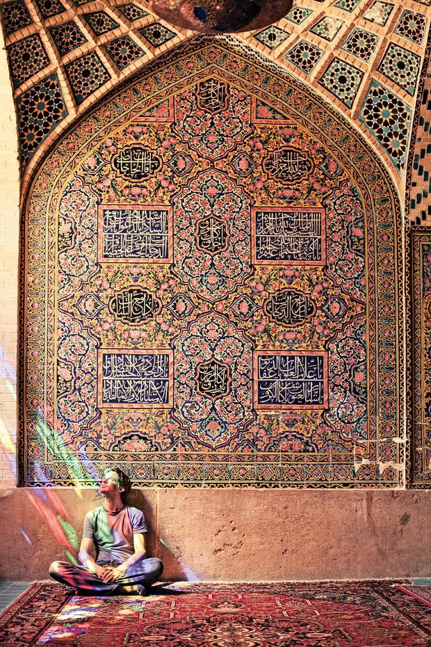 In de Nasir-ol-Molk-Moskee schijnt 's ochtends de zon door de bontgekleurde ramen. 