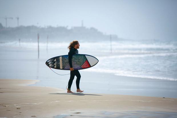 Ook surfers vinden hun weg naar de 14 km lange zandstranden.