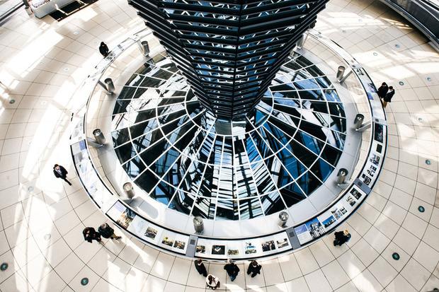 De koepel die Norman Foster op de vernieuwde Reichstag plaatste is niet alleen ornamentaal, en zelfs niet alleen symbolisch, zoals in: het volk staat boven het parlement. De spiegels hebben ook een ecologische functie, ze projecteren daglicht in de vergaderzaal en een elektronisch gestuurd zonnescherm zorgt ervoor dat niemand verblind raakt. 