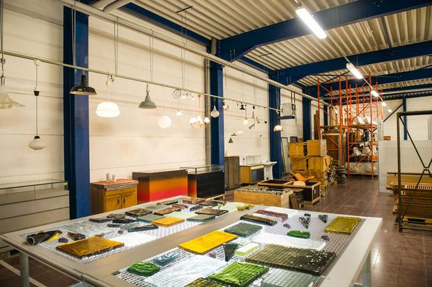 Showroom in Anderlecht met stalen glas uit de Val Saint Lambertfabriek. Op de achtergrond: toonzaalmeubelen uit kledingwinkels.