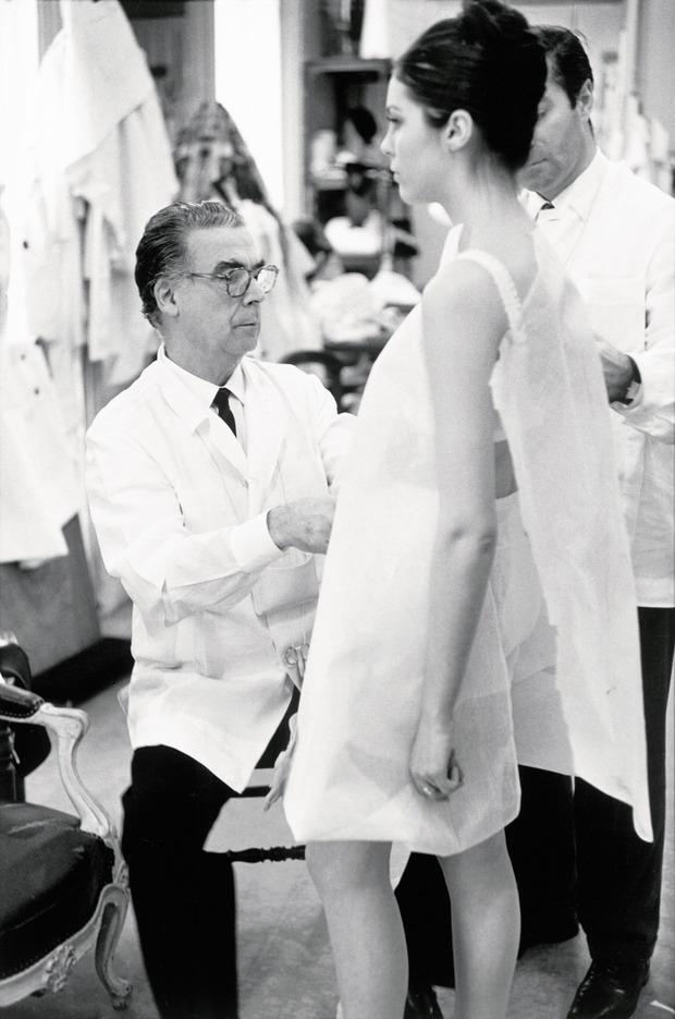 Balenciaga aan het werk in Parijs in 1968. 